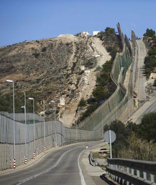 Inmigrantes Saltan La Valla De Melilla